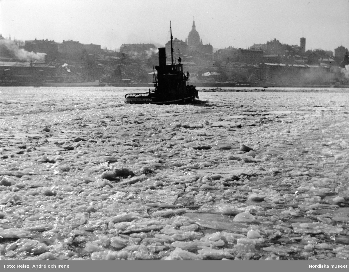Bogserbåt bland isflaken på Saltsjön, Stockholm