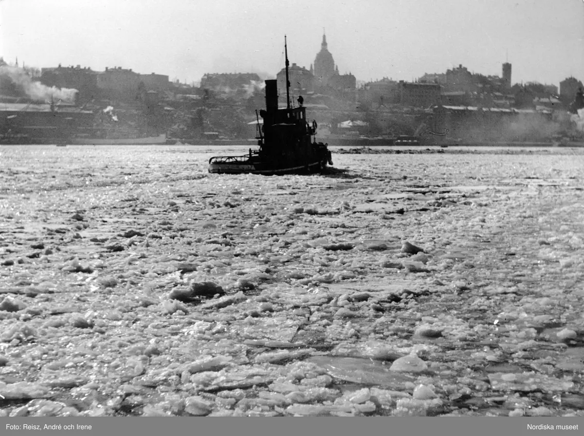 Bogserbåt bland isflaken på Saltsjön, Stockholm