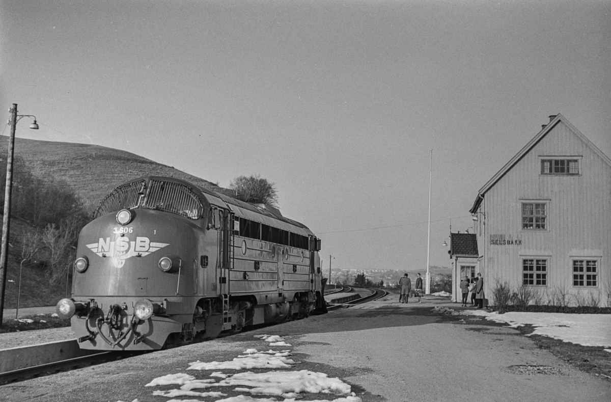 Diesellokomotiv type Di 3 nr. 606 som løslok på Selsbakk stasjon.
