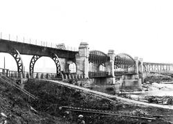 Sarpsbrua i Sarpsborg, vei- og jernbanebru.