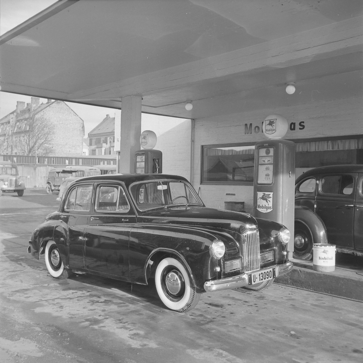 Reklamebilder fra Hurtigruta og fra Turistgaragen bensinstasjon