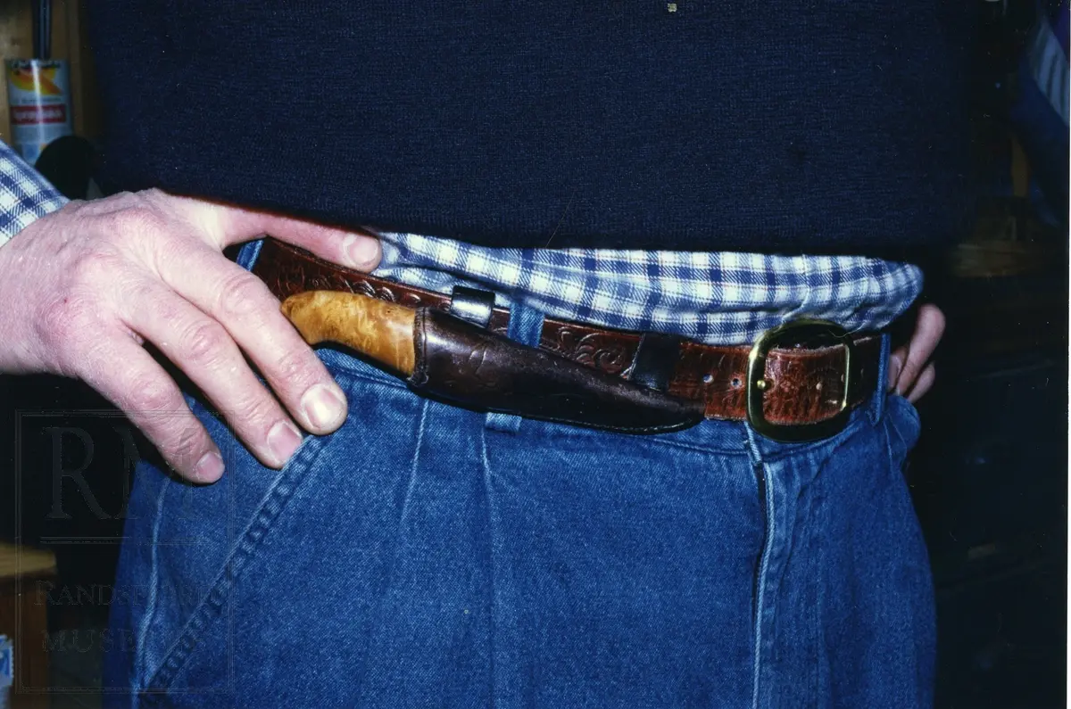 Hadeland Knivklubb i snekkerverkstedet på Hotell Hadeland.