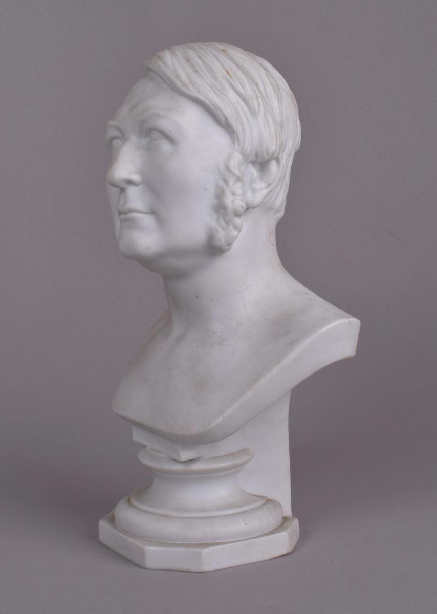 Byste av Henrik Wergeland på 8-kantet sokkel.