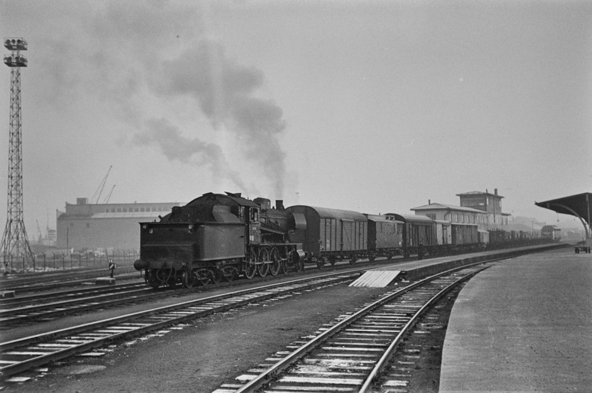 Damplokomotiv type 30c nr. 468 kobler vogner til et langt godstog på Trondheim stasjon.