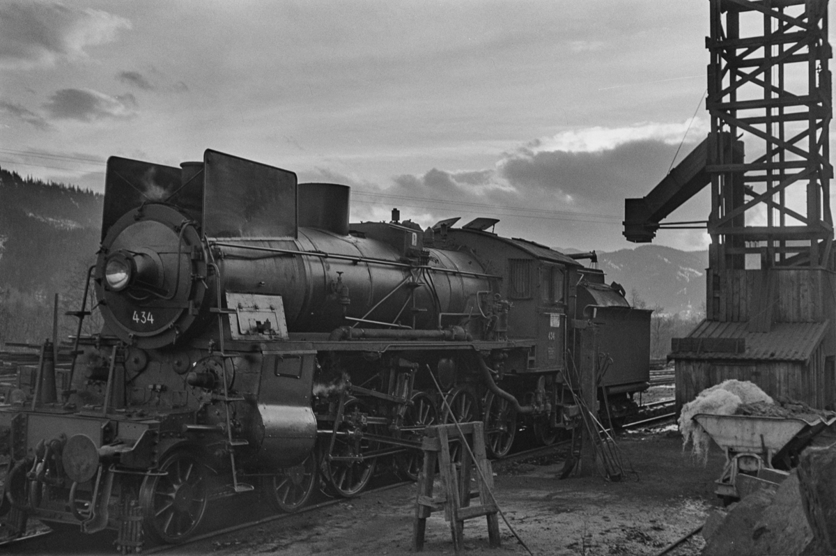 Damplokomotiv type 26c nr. 434 ved kullingsanlegget på Støren stasjon.