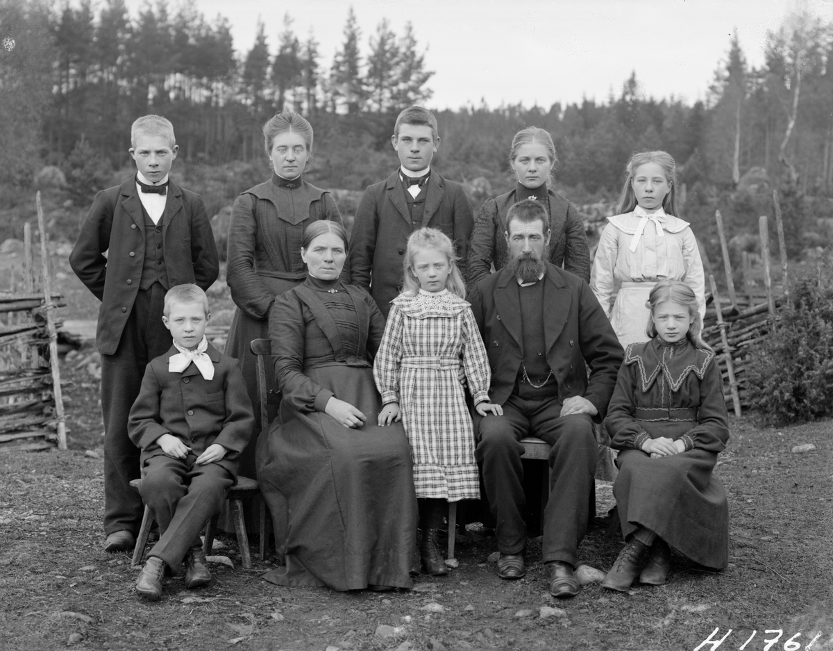 Makarna Otto Lindekrantz och Hulda Karolina Persdotter med barn. Från 1902 brukade paret torpet Dalaryd i Svinhult. Fotografi från tiden kort efter familjens inflyttning.