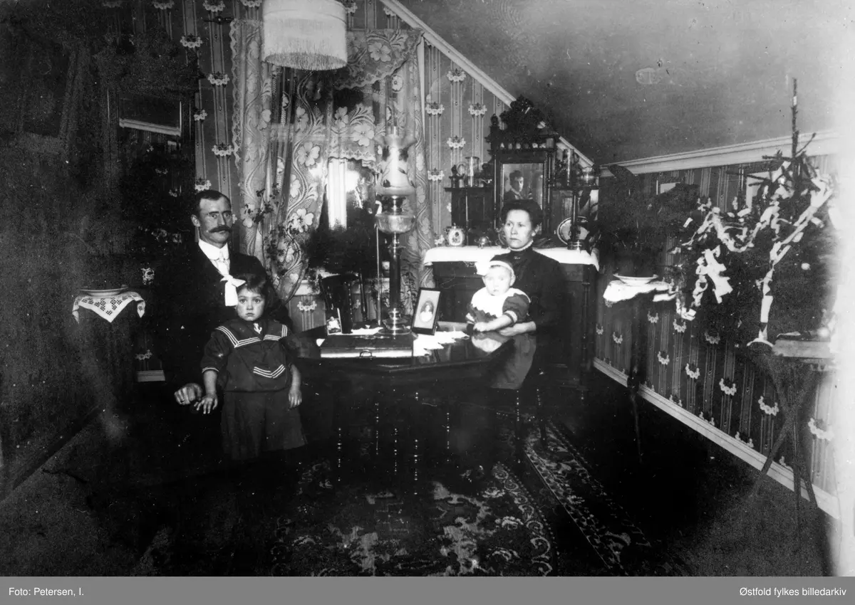 Julefeiring i Fredrikstad  1911. Fra venstre: Skipsmaskinist Olaf Lauritz Rummelhoff (1881-1963) med datter Bertha Oline Rummelhoff, f. 1908 i Borge, kona Jenny Otilie Johansen Fauli, født i Borge (1881-1951) med barnet Else Catharina Rummelhoff, f. 1910. Familien leide hos Hansen på Grønlifjellet pga husbygging.