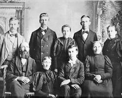 Gruppebilde, familiebilde Sageng bak Hans, Halvor, Marit, Ol