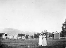 To kvinner foran lite gardsbruk. f. v. ukjent dame, Inga And