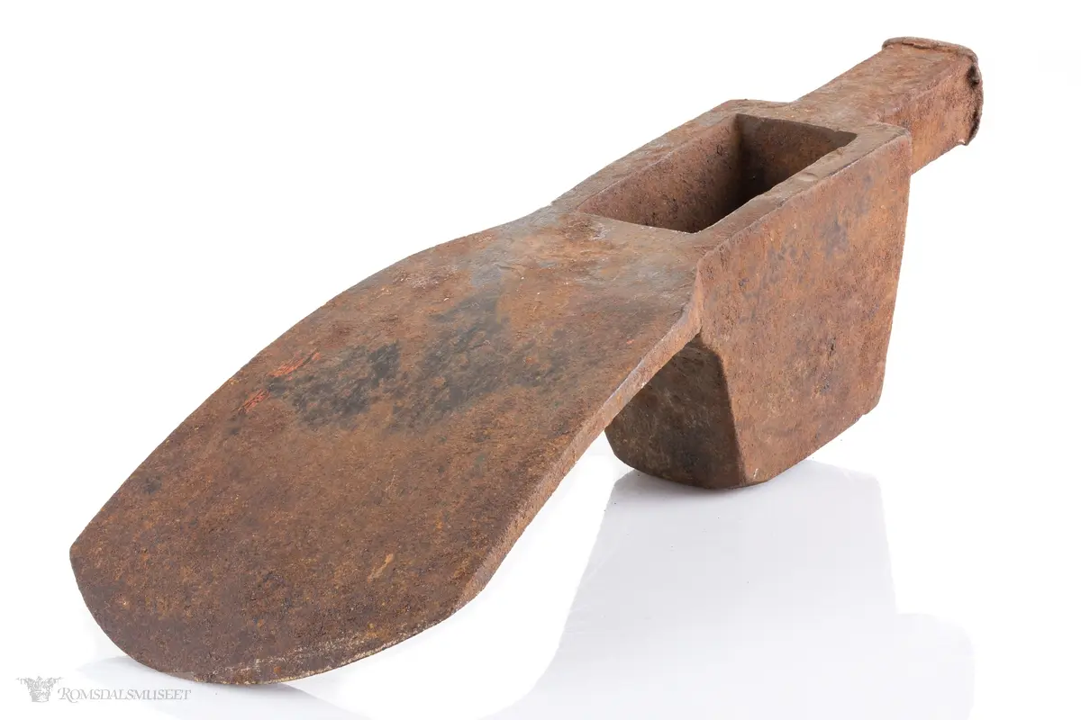 Øksehode med eggen på tvers i forhold til skaftefestet. Avrundet egg. Hammer med firkantet snitt i bakkant av hodet. En tverrøks brukes til å hugge stokker og planker for å jevne ut flater, forme bjelker og takrygger samt ved snekring og båtbygging.