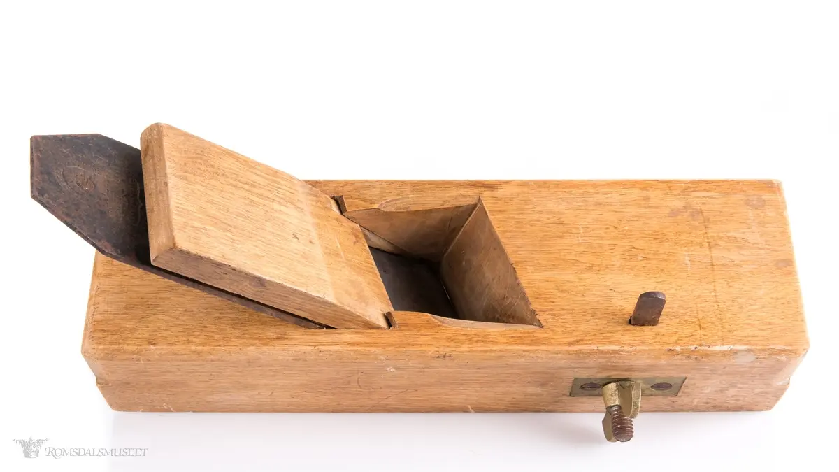 Samme utformingen som en regulerbar falshøvel, men mangler anlegg for å markere høyde. Messinanglegg for regulering av bredde. Rektangulær høvelstokk med skråstilt sponhus, jern og kile. Kjeften står skrått på sålen. Foran Høveljernet er det festet et stillbart rissejern eller forskjær for å få en rett falskant.