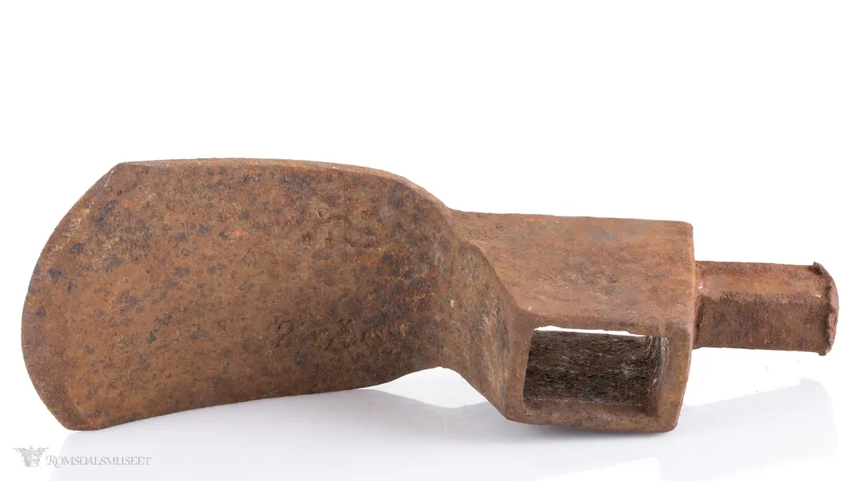 Øksehode med eggen på tvers i forhold til skaftefestet. Avrundet egg. Hammer med firkantet snitt i bakkant av hodet. En tverrøks brukes til å hugge stokker og planker for å jevne ut flater, forme bjelker og takrygger samt ved snekring og båtbygging.