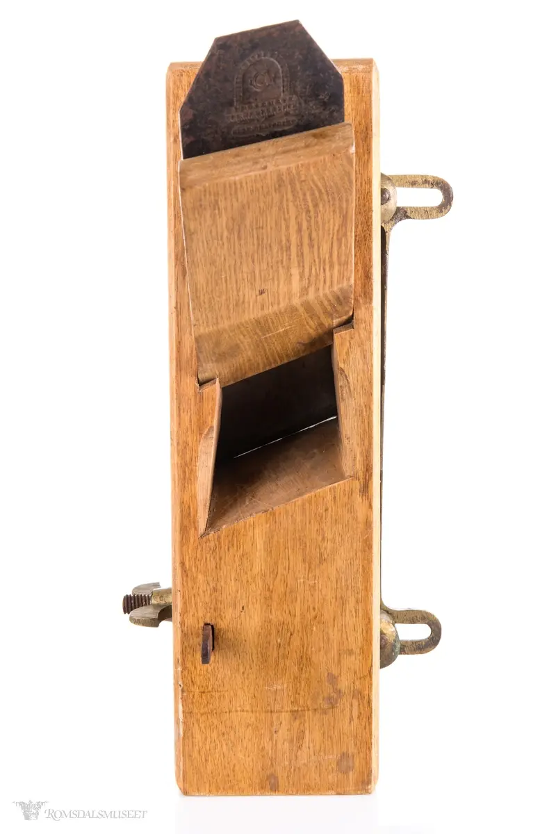 Samme utformingen som en regulerbar falshøvel, men mangler anlegg for å markere høyde. Messinanglegg for regulering av bredde. Rektangulær høvelstokk med skråstilt sponhus, jern og kile. Kjeften står skrått på sålen. Foran Høveljernet er det festet et stillbart rissejern eller forskjær for å få en rett falskant.