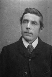 Portrett av ung mann. John Bustad.