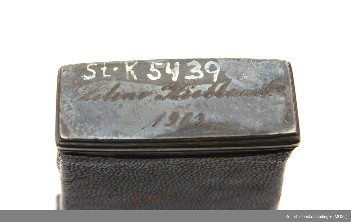 Fruktkurv, blomster og bladmotiver.