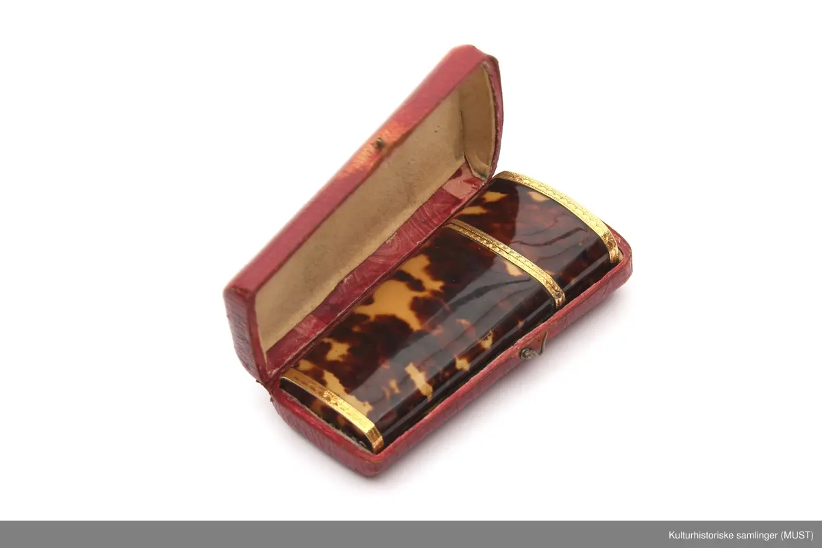 Gullbesetning med smale sisselerte border