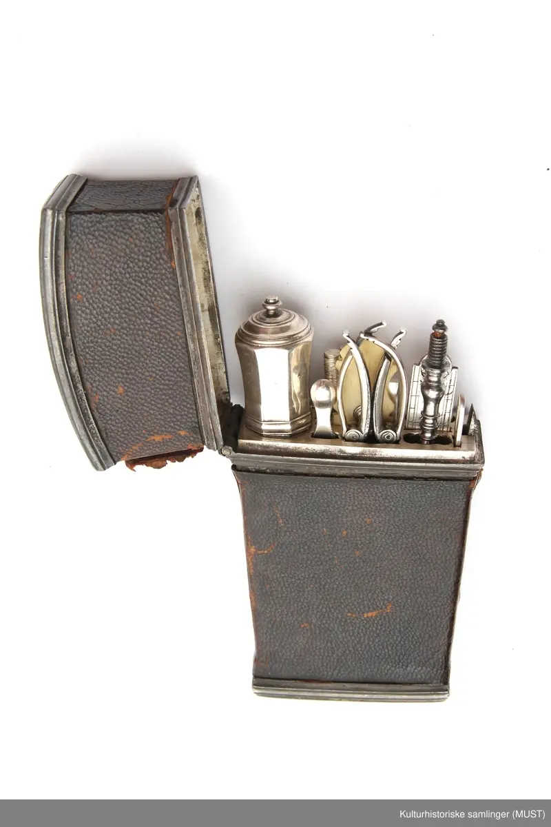 Fruktkurv, blomster og bladmotiver.