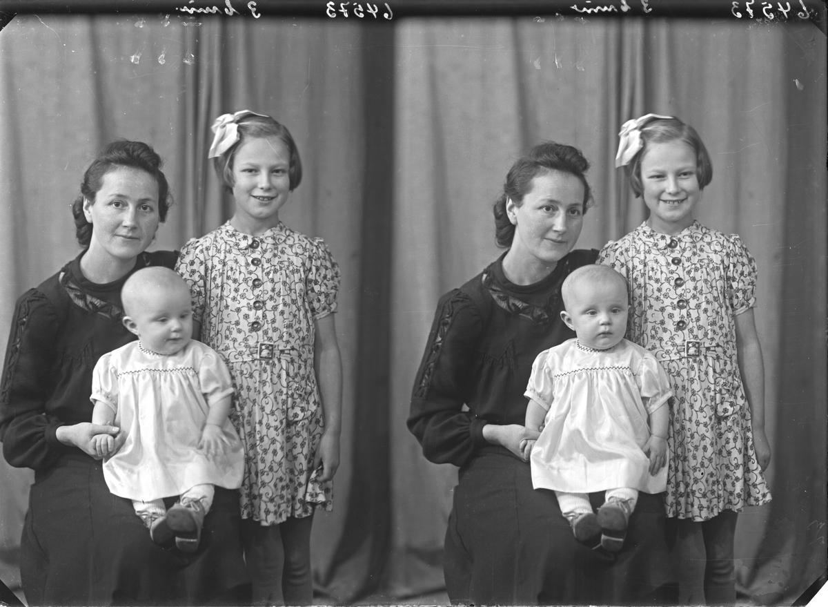 Portrett. Familiegruppe på tre. Mor og to barn. Ung kvinne, ung pike og lite barn. Bestilt av Kristian Helgesen. Djupaskarsveien 36c.