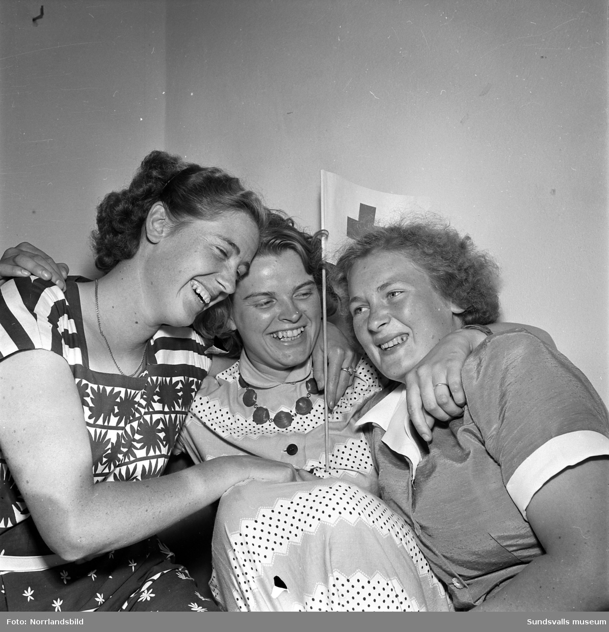 En serie bilder på en grupp glada sjuksköterskeelever på elevhemmet vid Sundsvalls lasarett.
