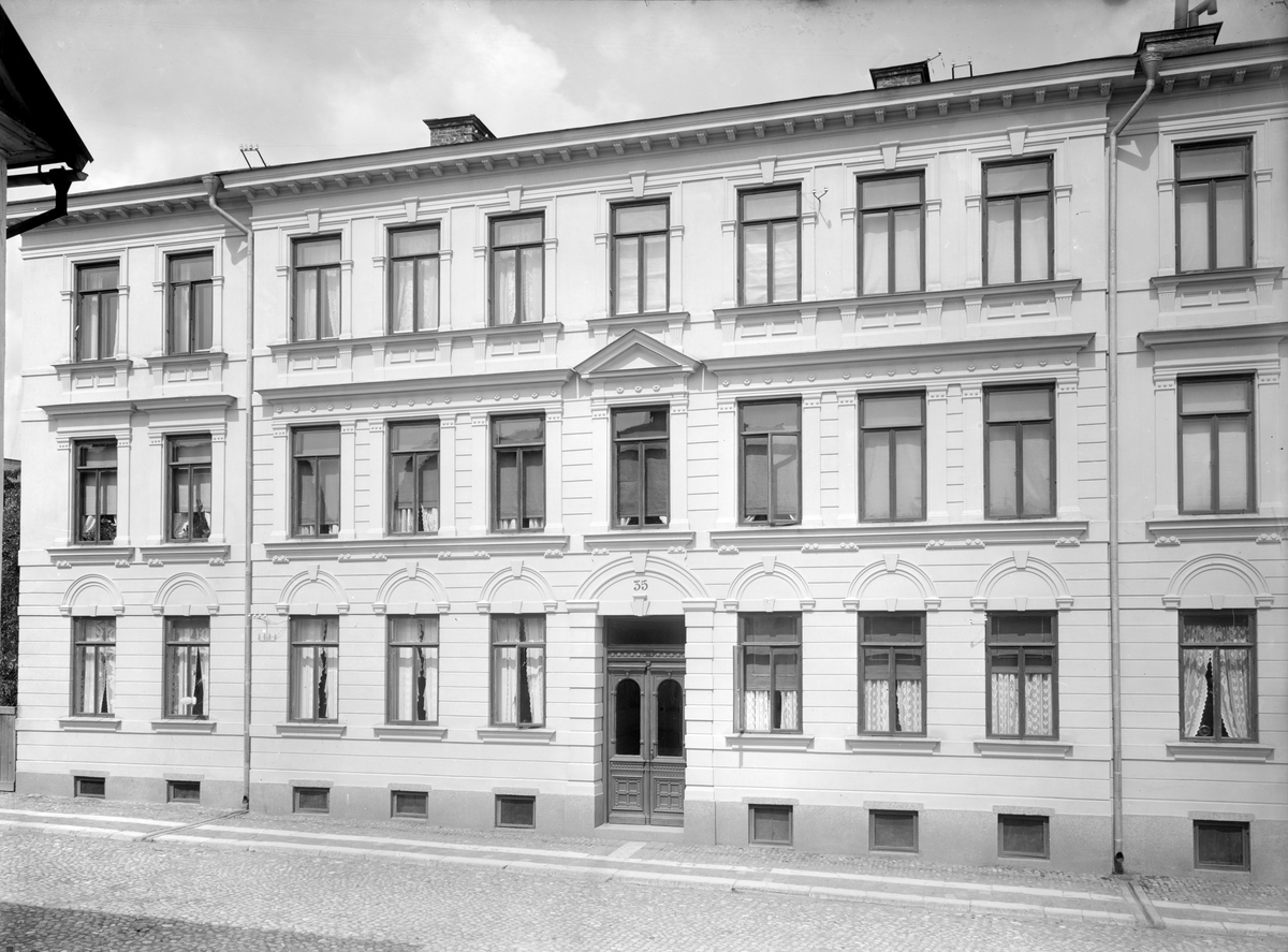 Vy mot Drottningatan 35 i Linköping. Efter Stadsfullmäktiges beslut om adressomvandling i staden 1921, erhöll fastigheten adresssen Drottninggatan 45.