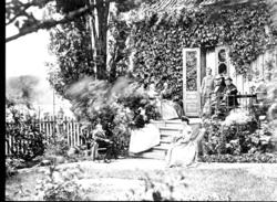 Familien Thaulow utenfor sitt hjem i Storgaden 24 i Larvik