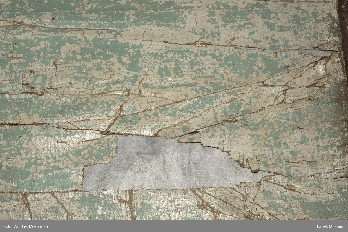 |Tapeten er påmalt tapetborder og brystning. Fra Hovland gård i Larvik.
Den øverste, brede borden: Gerlander/draperi med blomsterranker.
Den nederste, smalere borden: Tekstilbord med blomster. Øver døren til høyre: Stillebenmotiv med blomster og frukt.