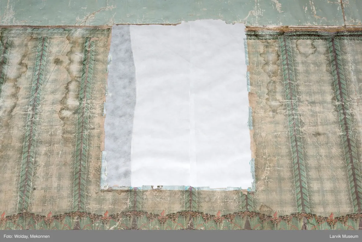 |Tapeten er påmalt tapetborder og brystning. Fra Hovland gård i Larvik.
Den øverste, brede borden: Gerlander/draperi med blomsterranker.
Den nederste, smalere borden: Tekstilbord med blomster. Øver døren til høyre: Stillebenmotiv med blomster og frukt.