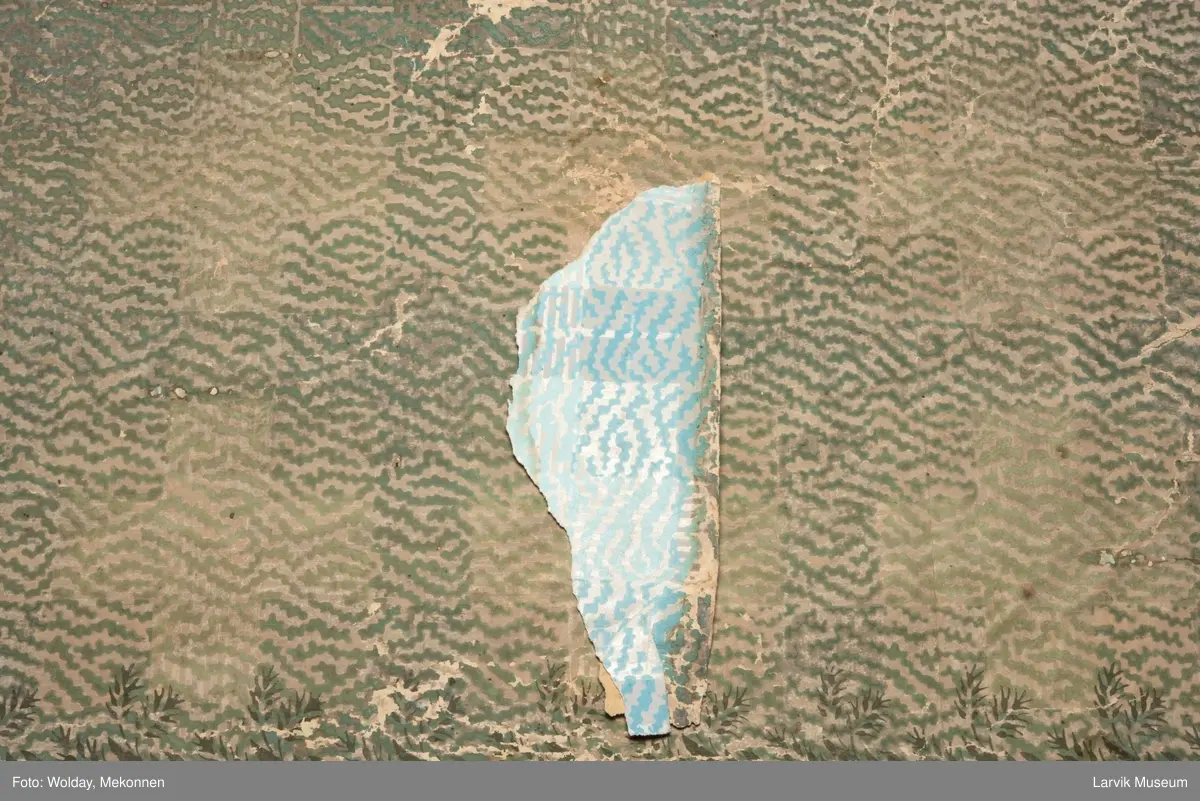 |Tapeten er påmalt tapetborder og brystning. Fra Hovland gård i Larvik.
Den øverste, brede borden: Gerlander/draperi med blomsterranker.
Den nederste, smalere borden: Tekstilbord med blomster. Øver døren til høyre: Stillebenmotiv med blomster og frukt.