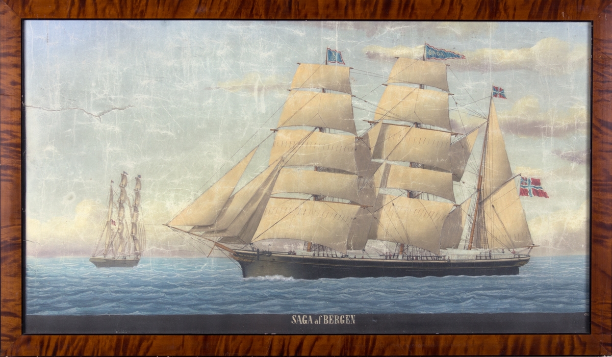 Skipsportrett av bark SAGA for fulle seil på åpent hav. Unionsflagg i mesanmasten samt flagg med kjenningsmerke X35 i fortoppen. Til venstre i motivet en bark sett fra akter.