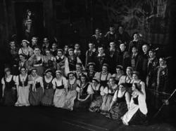 Boieldieu: Den hvite dame, 1937. Foto: Bardal. Koret i en op