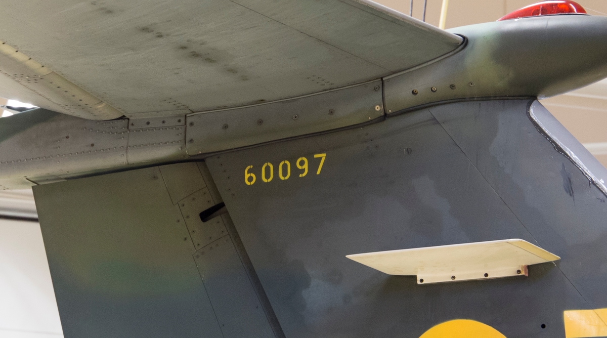 Skolflygplan, SK 60D
Saab 105

Märkning: I nosspetsen igenkänningsnummer 97; på framkroppen kronmärke och flottiljnummer 5; på fenan igenkänningsnummer 97.
