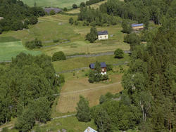Sør-Fron, Harpefoss. To gamle små hus, ett av de er et småbr