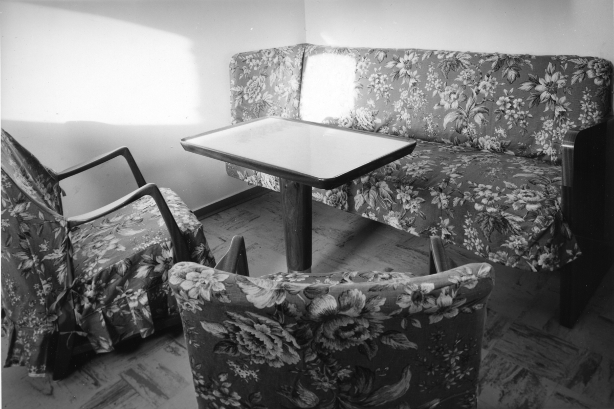 Byggenr. 44 v. Langesund Mekaniske Verksted: Amazonas.

Amazonas ligger ved kai ved verftet og på vannet.
9-17: Nyblin