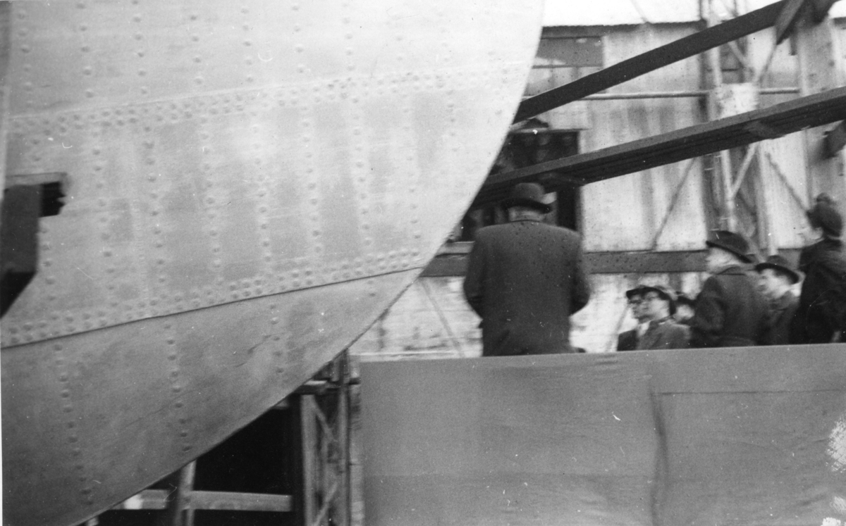 Byggenr. 31 v. Langesund Mekaniske Verksted: Kollbryn
8: "Sakte fart akterover". 
9: "Klar ved winchen".
12: "Kollbryn på slippen 17.5.1951".
13: "Kollbryn ved kaien 24.3.1951".