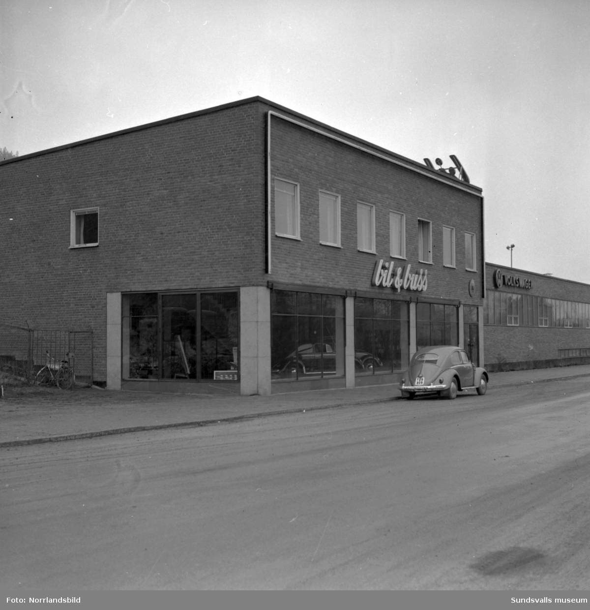 Bil & Buss mitt emot Sporthallen på dåvarande Fabriksgatan (senare Universitetsallén).