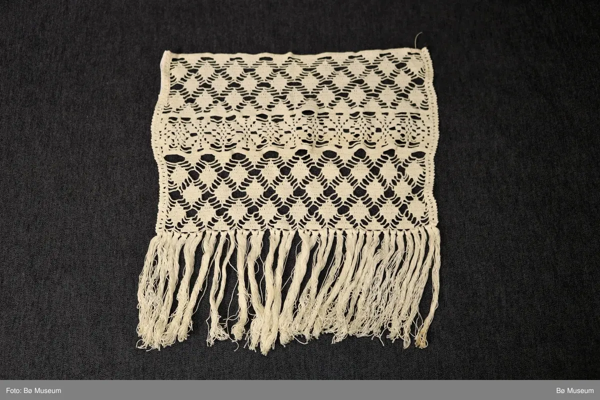 Hekleblonde med åttebladsroser, romber og små ruter i holmønster.