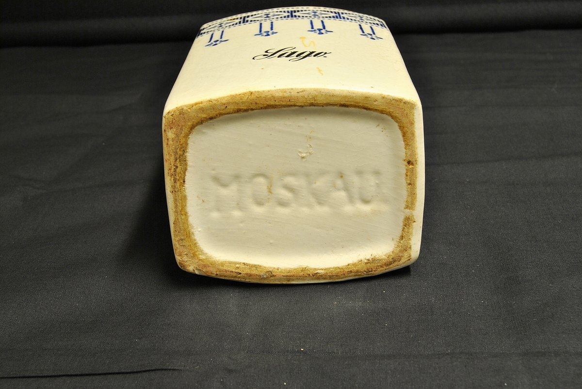 Rektangulær krukke med lok av keramikk.