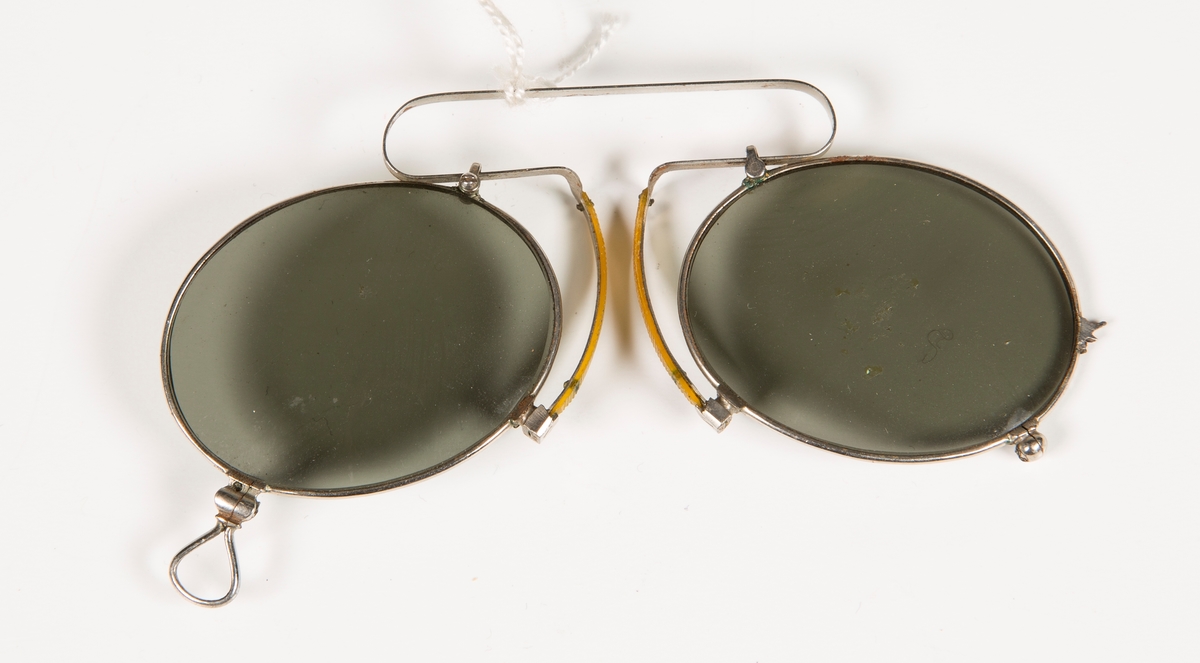 Brille av lorgnett-type med fargete glass.