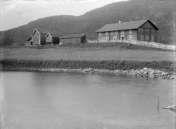 Gårdsbruket Bådstø på Tretten, Ragnhild B. foran huset.