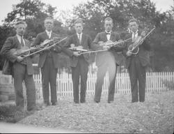 Gruppe spellemenn ute , Vålebru. Fra venstre J. Bråtå, P. Br