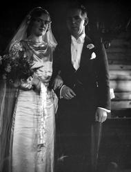 Brudeparet Olga og Ivar Kluften i kirken.