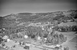 Ukjente bruk og bolighus ved vei og vann, Øyer, li med gårde