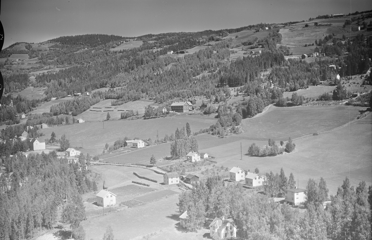 Oversiktsbilde fra Tretten med Mo gård midt i bildet