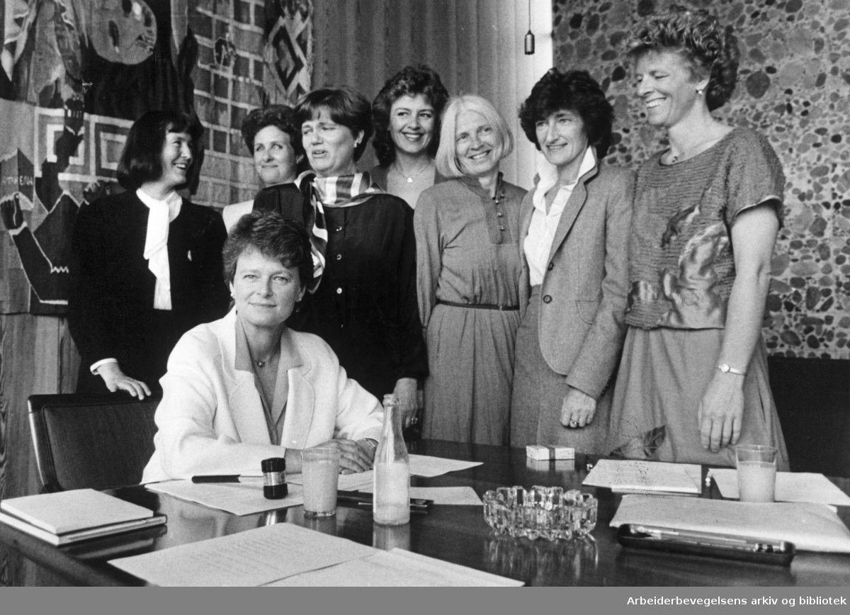 Gro Harlem Brundtland (1939-) og "Kvinneregjeringen", mai 1986. Fra venstre Helen Bøsterud, Gunhild Øiangen, Kirsti Kolle Grøndahl, Anne Lise Bakken, Vesla Vetlesen, Sissel Rønbeck, Tove Strand Gerhardsen
