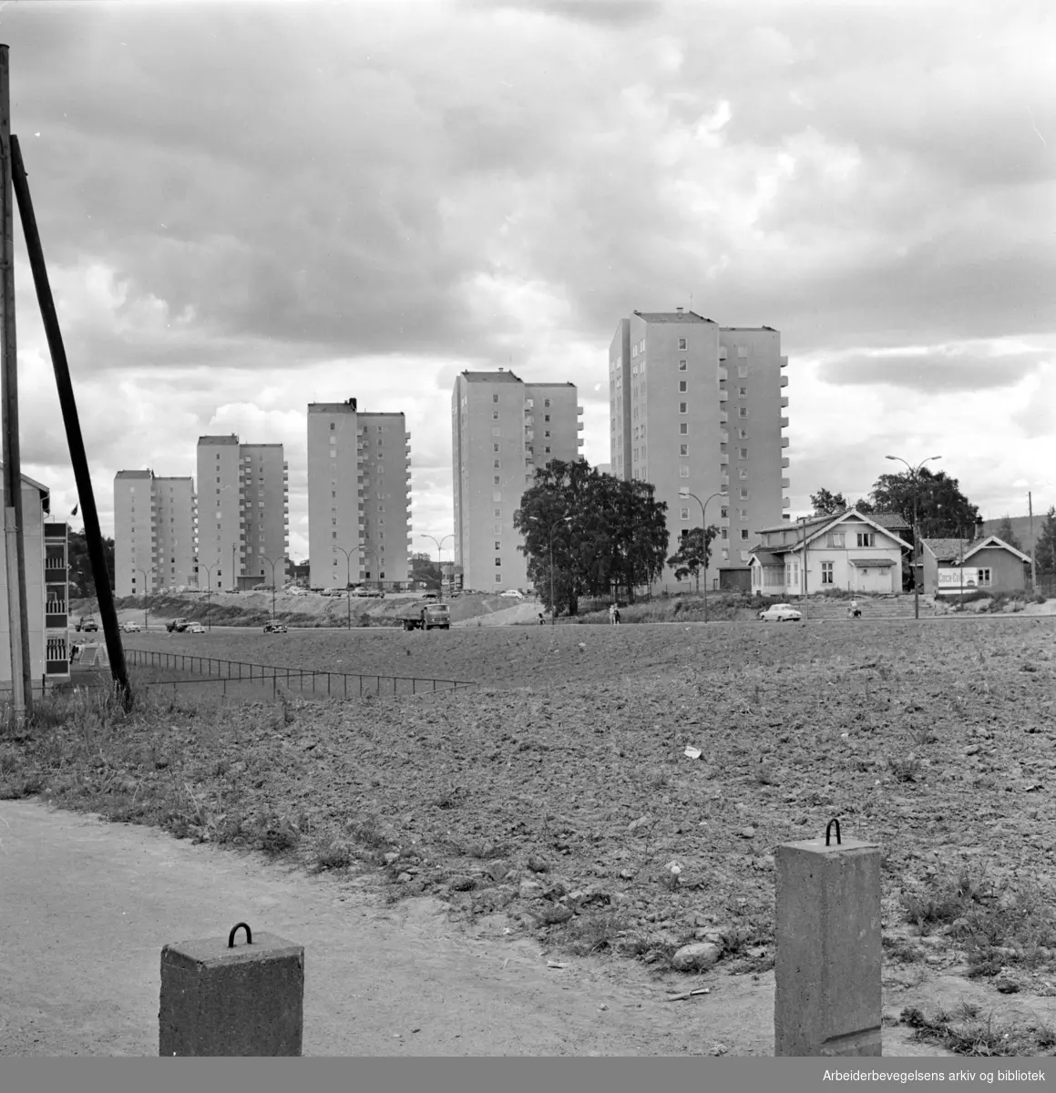 Trondhjemsveien. Høyblokkene på Bjerke. Juli 1962