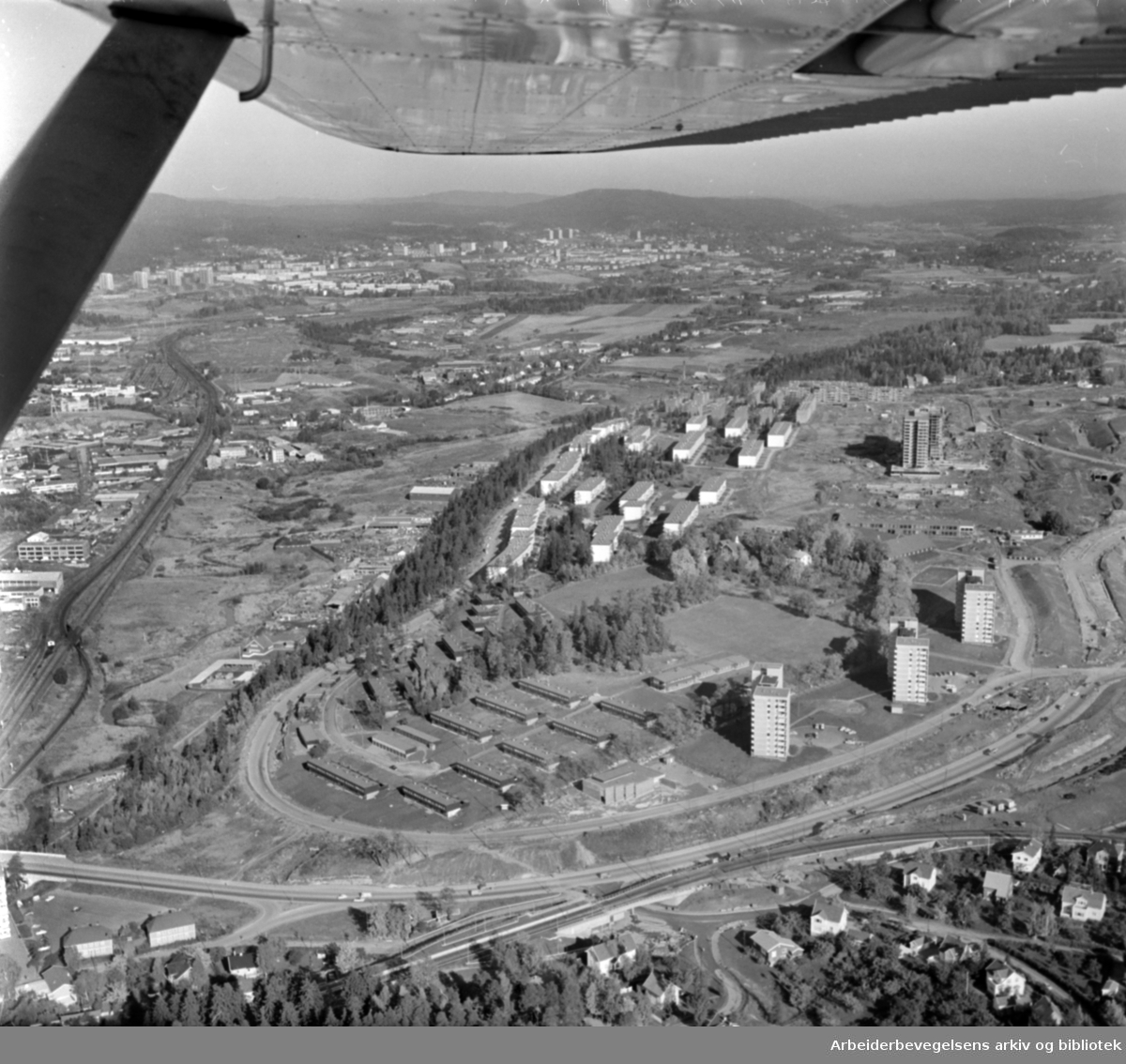 Tveita. Arealet bygges ut. (Flyfoto) Oktober 1966