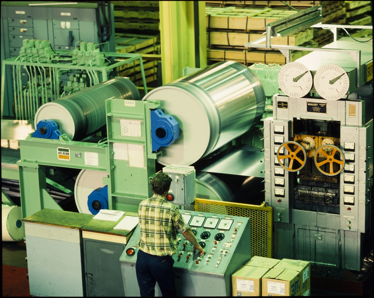 En mann opererer en maskin knyttet til valseverket til Hydro sitt aluminiumsverk på Karmøy.