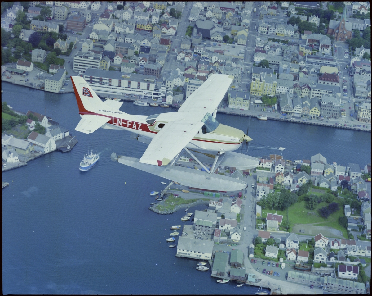 Et sjøfly fra "Coast Air" flyr over Haugesund. Bildene er tatt fra et annet fly.