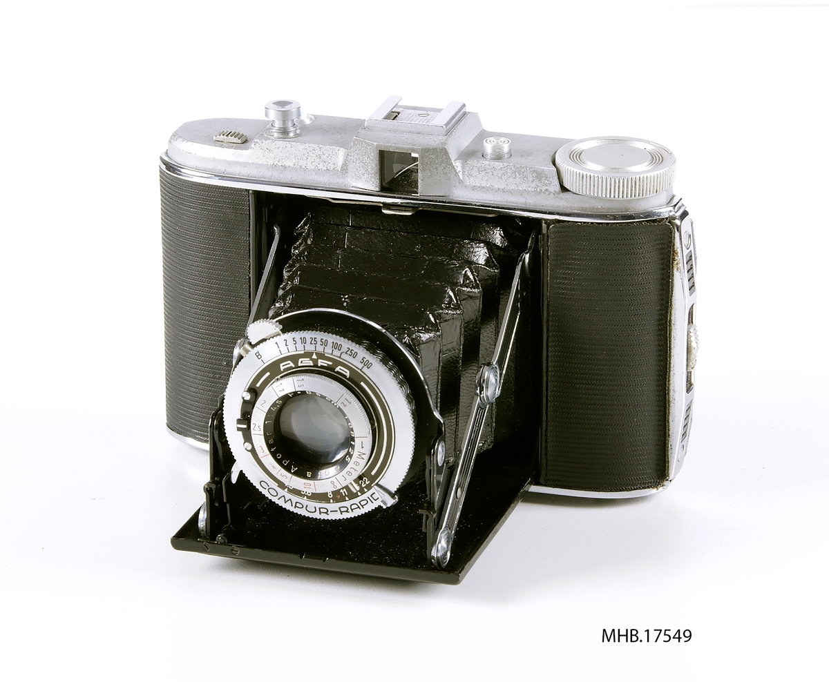 Folde fotoapparat Agfa Jsolette (120 mm filmrull) med etui. Agfa Apotar 8,5 cm f/4.5 linse, avstandsinnstilling på objektivet 1-10m +inf, Compur-Rapid lukker 1-1/500 sek og B. Produksjonssted Tyskland.
