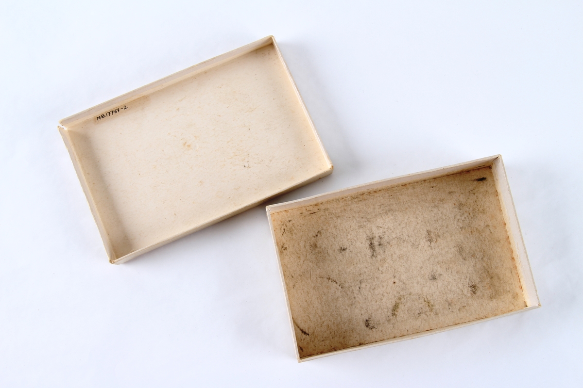 Eske med lokk. Brukt til oppbevaring av 14 forskjellige små smykkegjenstander.